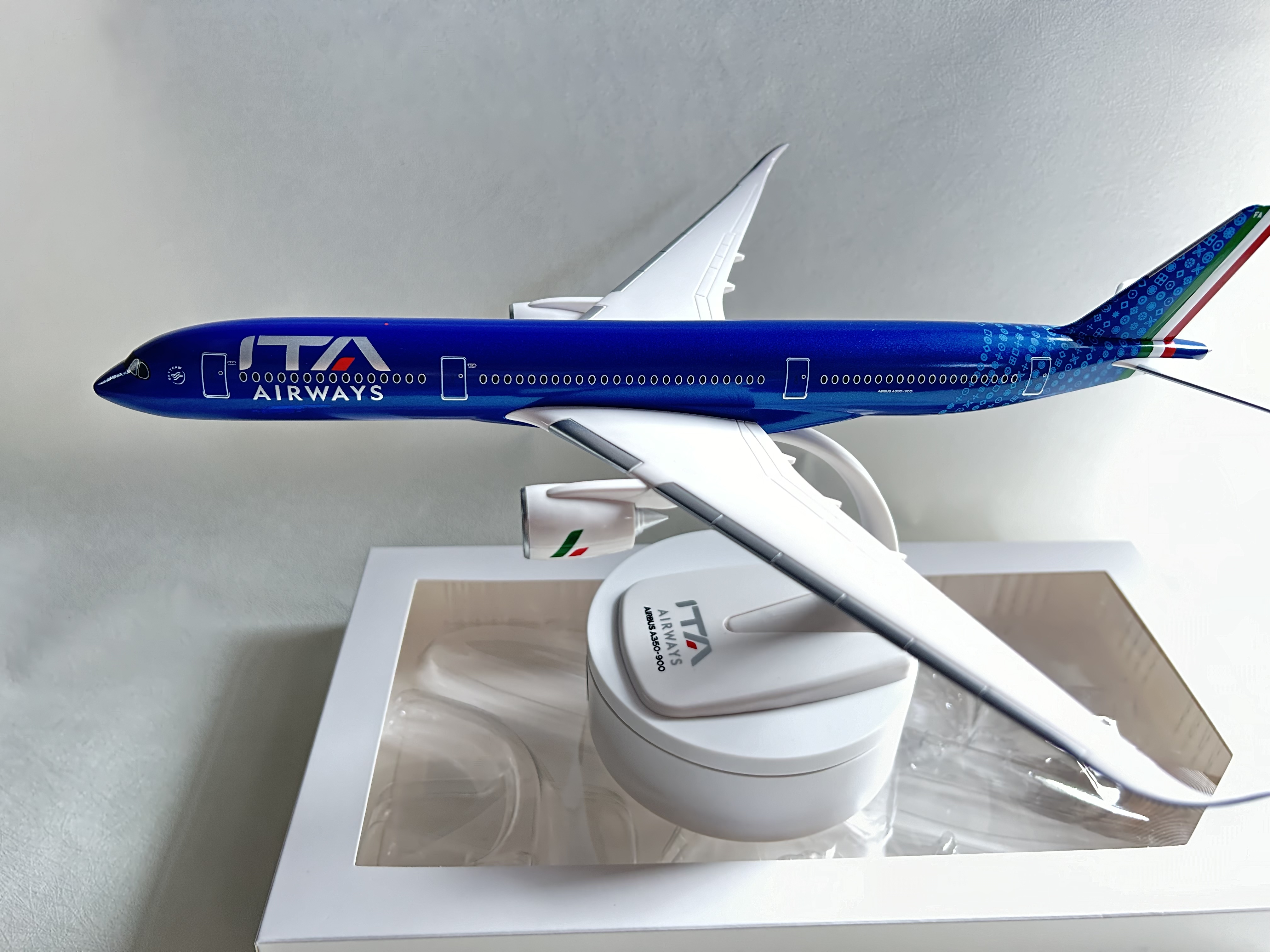 Model Kit Italeri - 1/200 Scale Airplanes Model A350-900 Italy