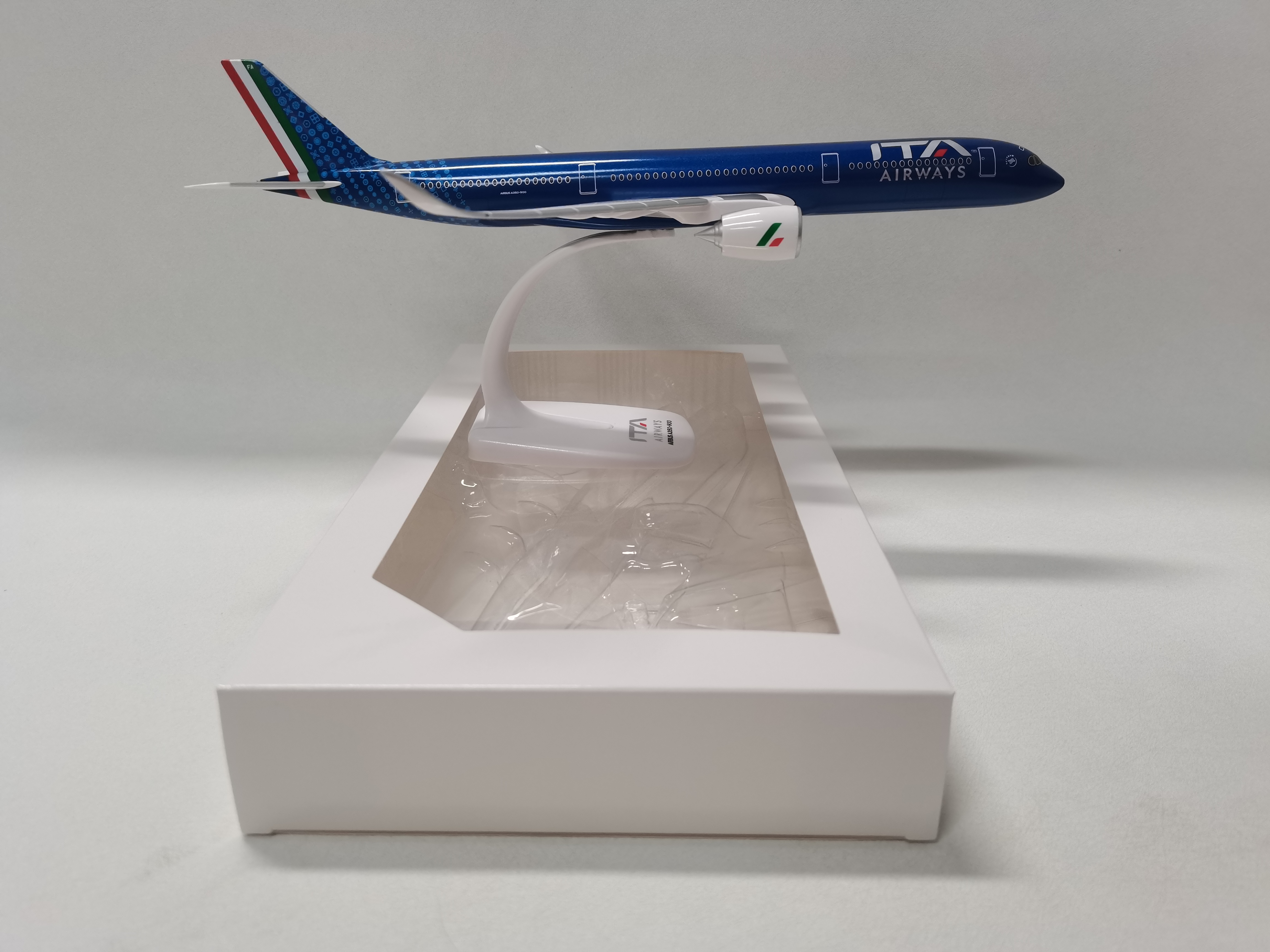 A350-900 Italy ITA Airways Pla - Model Kit Italeri review and price