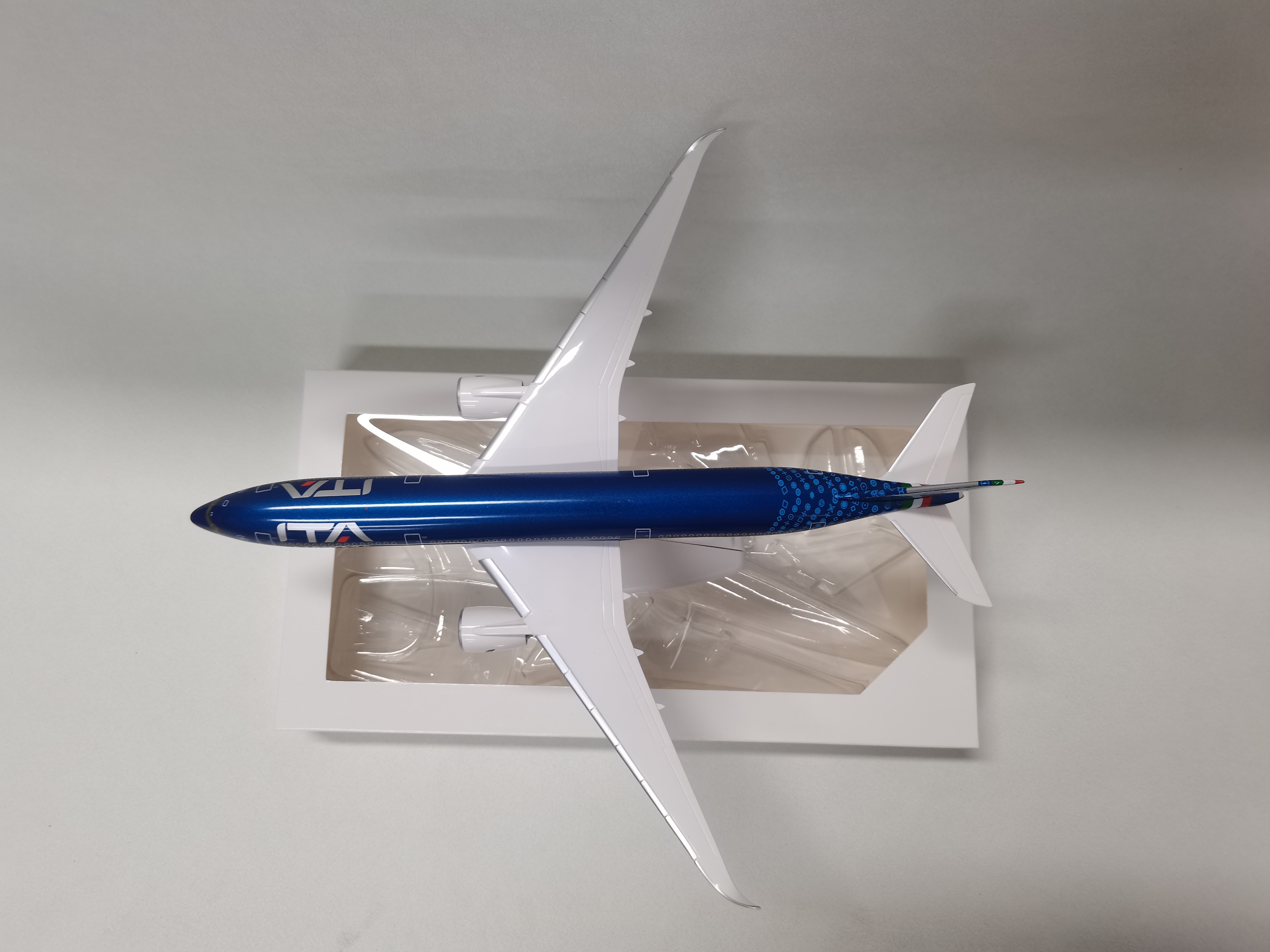 A350-900 Italy ITA Airways Pla - Model Kit Italeri review and price